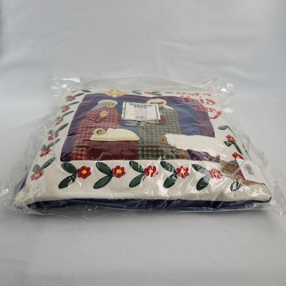 Jim Shore 4003304 Nativity Scene Pillow - Picture 13 of 14